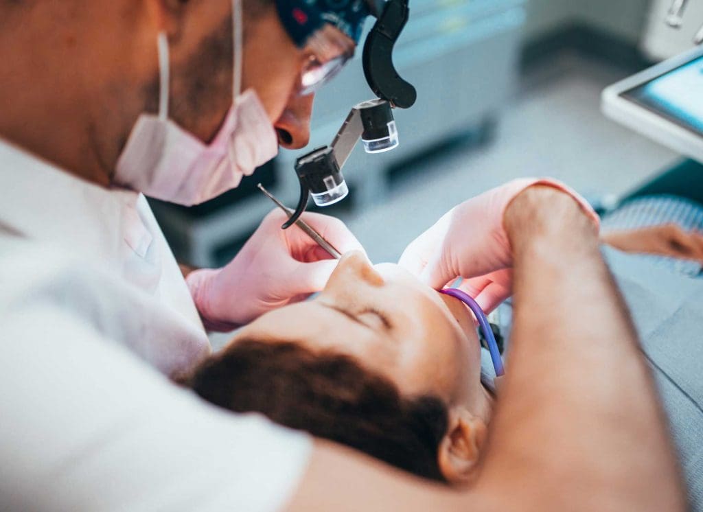 clínica dental en Barcelona y Gavá, dentista en Barcelona y Gavá, endodoncia en Barcelona y Gavá, centro odontológico de referencia en Barcelona y Gavá.